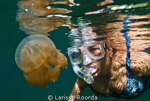 A pic of Jo in Palau, Jellyfish Lake.  Thanks - Jo!  (17mm) by Larissa Roorda 